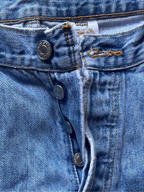 Levi’s 501 “All ready Broke in “ Women’s Button-fly Blue Jeans / Made in the DR